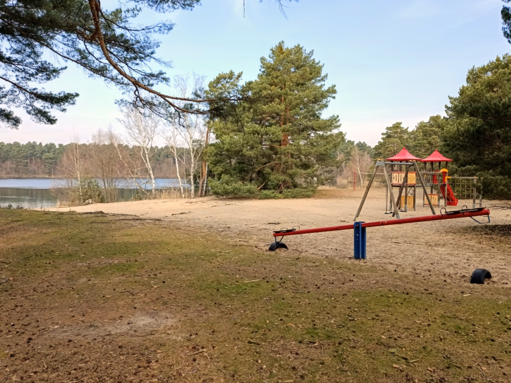 Foto vom Strand am Tonsee mit Spielplatz