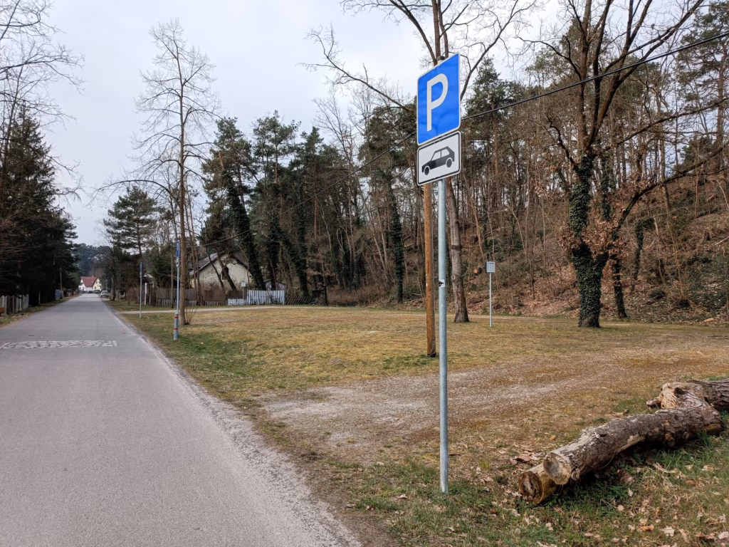 Foto vom PKW Parkplatz am Hang